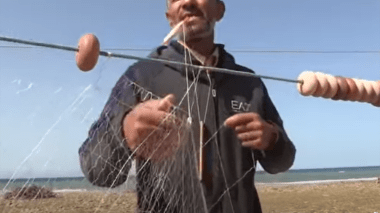 عبد القادر… كفيف يُنافس محترفي خياطة شباك الصيد