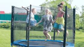 تعرّف على مخاطر لعبة الترامبولين على الأطفال!