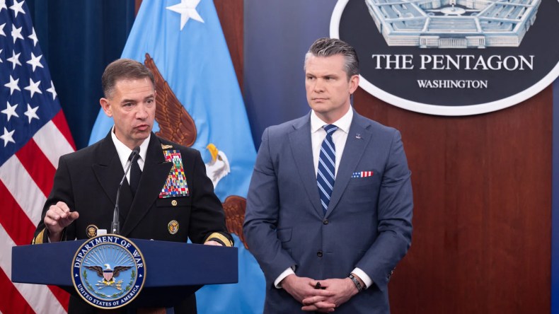 أكسيوس: واشنطن تخطط لضربات عسكرية خاطفة ضد إيران