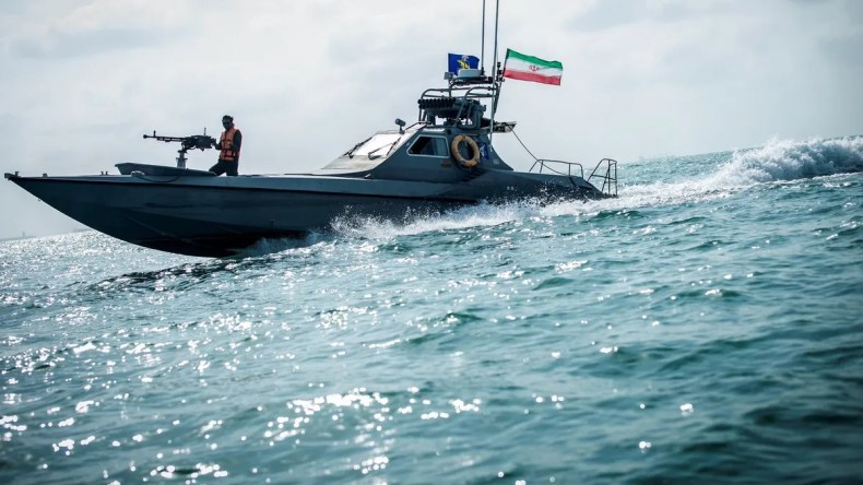 إيران تشدد السيطرة على مضيق هرمز