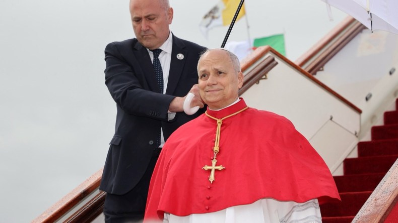في زيارة تحمل رمزية دينية وتاريخية.. بابا الفاتيكان يشيد بروح التضامن