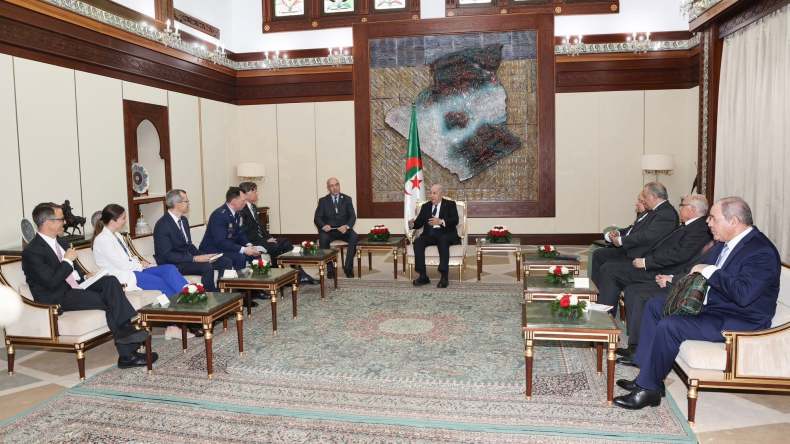 الرئيس تبون يستقبل نائب كاتب الدولة الأمريكي وقائد القيادة العسكرية الأمريكية في إفريقيا