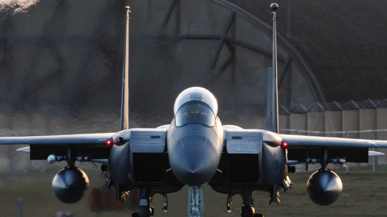 واشنطن وطهران تتسابقان للعثور على الطيار الأمريكي المفقود