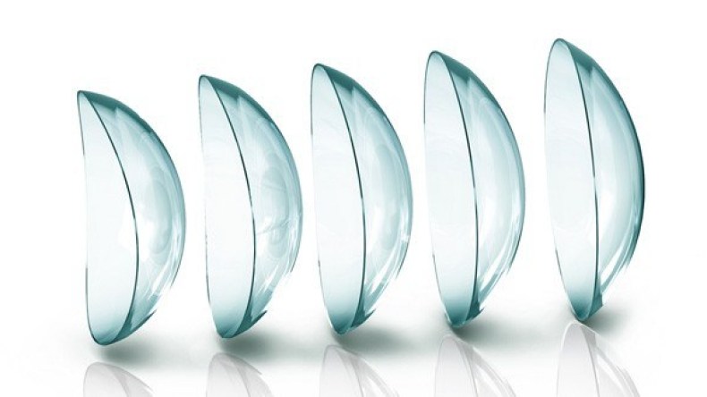 تعرّفي على المخاطر الخفية للعدسات اللاصقة