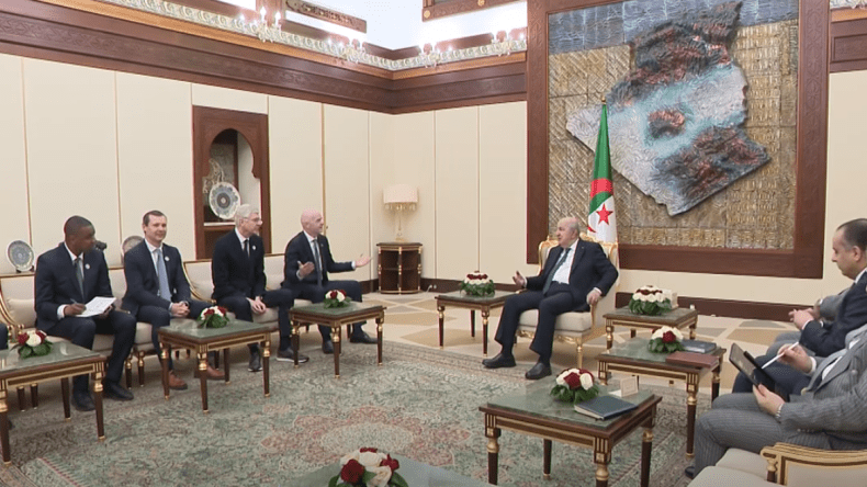 الرئيس تبون يستقبل رئيس الاتحاد الدولي لكرة القدم (فيديو)