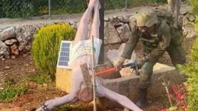 الاحتلال لا يستثني مقدساً.. تحطيم رمز مسيحي يفضح نفاق الصهاينة