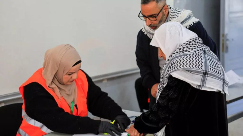 انتخابات بلا “حماس”.. الفلسطينيون يختارون مجالسهم البلدية