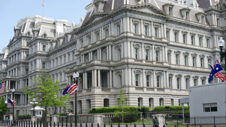 خطأ بروتوكولي في واشنطن قبيل زيارة الملك تشارلز (صور)