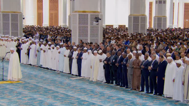 رئيس تشاد يُؤدي صلاة الجمعة بجامع الجزائر