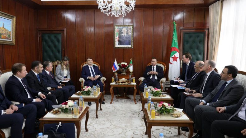 الجزائر وروسيا تبحثان تطوير الشراكة في قطاع النقل