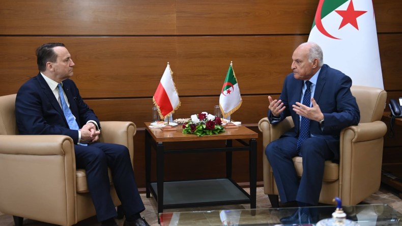 عطاف ونظيره البولندي يبحثان سبل تطوير العلاقات بين البلدين