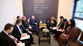 عطاف يشيد بجهود باكستان للتوصل إلى اتفاق لوقف إطلاق النار