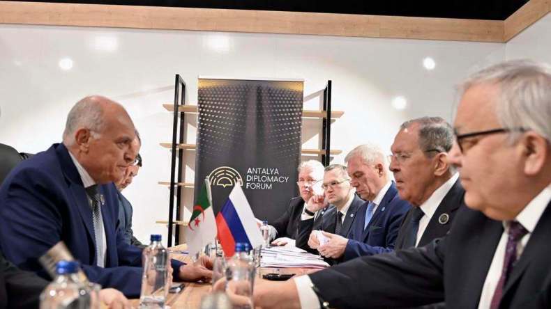 عطاف ولافروف يبحثان التطورات في منطقة الساحل والشرق الأوسط