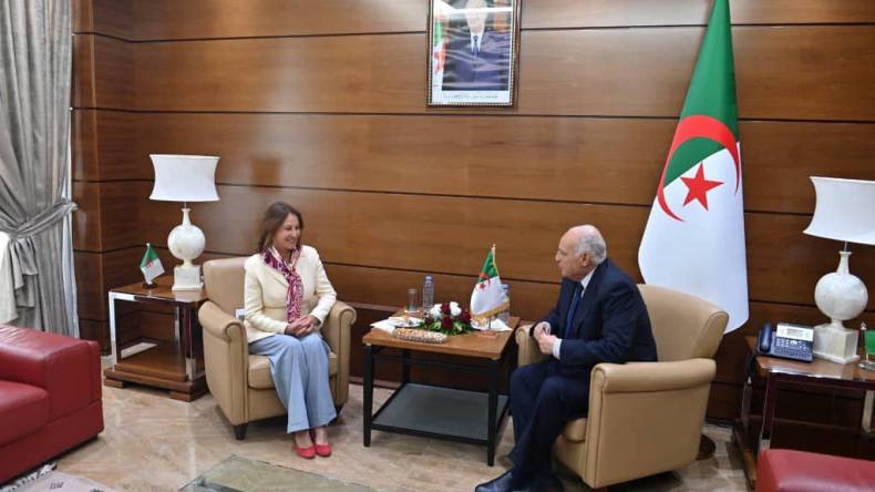 عطاف يستقبل رئيسة جمعية فرنسا-الجزائر
