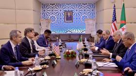 عطاف يستقبل نائب كاتب الدولة الأمريكي كريستوفر لاندو