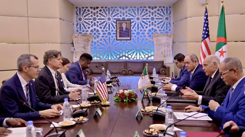 عطاف يستقبل نائب كاتب الدولة الأمريكي كريستوفر لاندو