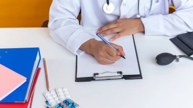 “طبيب” مزيف بوهران يستعمل مواد فاسدة لعلاج المرضى