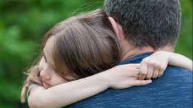 الأب الحاضن.. تضحيات وتحديات في غياب الأم