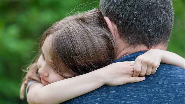 الأب الحاضن.. تضحيات وتحديات في غياب الأم