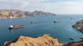 ترامب يفرض حصار بحريا على هرمز.. وطهران تتحدى