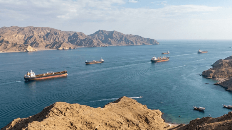 ترامب يفرض حصار بحريا على هرمز.. وطهران تتحدى