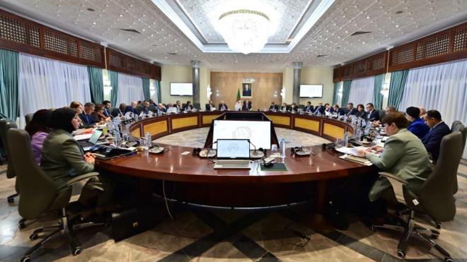الوزير الأول يترأس اجتماعا للحكومة.. وملفات ثقيلة على الطاولة