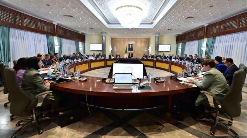الوزير الأول يترأس اجتماعا للحكومة.. وملفات ثقيلة على الطاولة