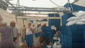 حجّاج جزائريون يشاركون في تنظيف مخيماتهم بمشعر منى بعد أداء المناسك (صور)