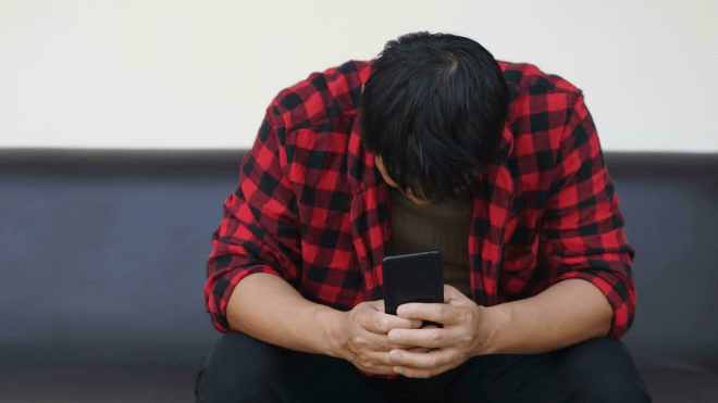 هاتفك يعرف أنك مصاب بالاكتئاب قبل أن تشعر به؟