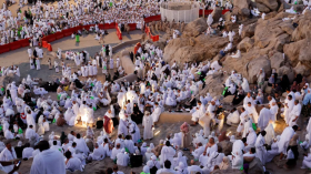 من كل بقاع الأرض إلى عرفات.. أجمل لوحة لضيوف الرحمن في يوم الحج الأعظم