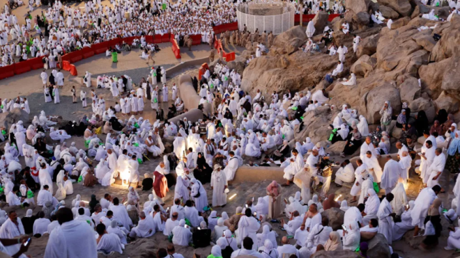من كل بقاع الأرض إلى عرفات.. أجمل لوحة لضيوف الرحمن في يوم الحج الأعظم