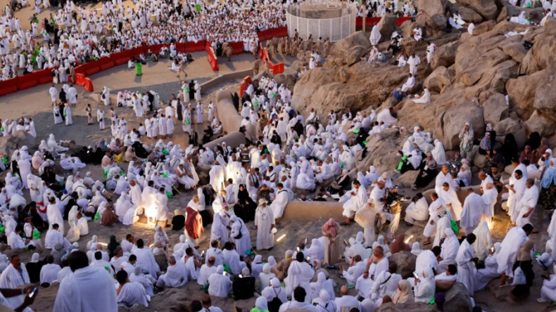 من كل بقاع الأرض إلى عرفات.. أجمل لوحة لضيوف الرحمن في يوم الحج الأعظم