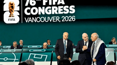بالفيديو.. رئيس الاتحاد الفلسطيني يرفض مصافحة ممثل الكيان الصهيوني خلال مؤتمر “الفيفا”