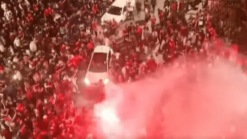 شوارع العاصمة تعيش أجواء استثنائية احتفالا بالتتويج العاشر لاتحاد الجزائر (فيديو)