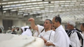 الحجاج يرمون الجمرات في منى.. ومعلومات هامة عن أيام التشريق