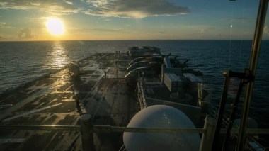 Deux destroyers américains franchissent le détroit d’Ormuz après avoir repoussé une attaque iranienne