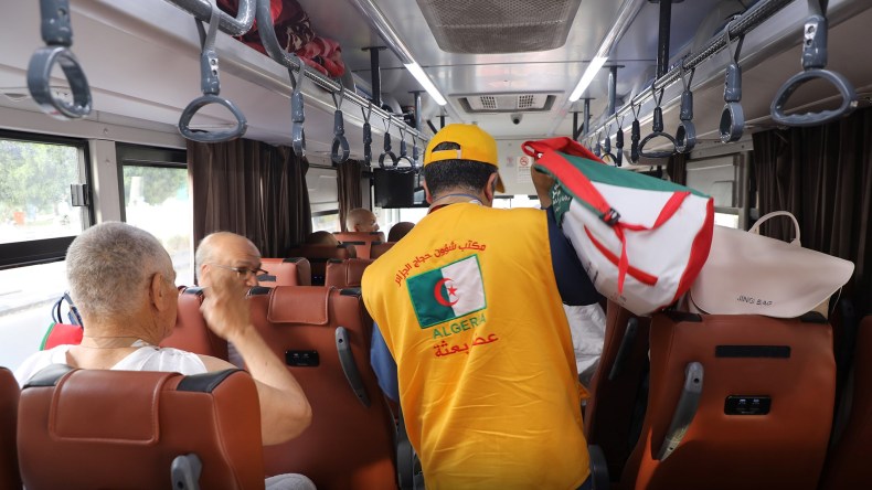 بالفيديو.. تصعيد حجاج الجزائر إلى مشعر عرفات  