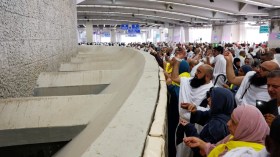 الحجاج يرمون “جمرة العقبة” في أول أيام عيد الأضحى