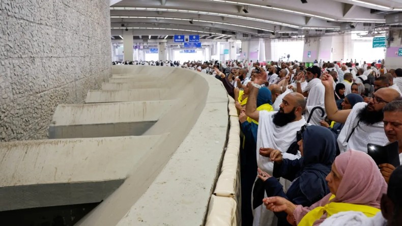 الحجاج يرمون “جمرة العقبة” في أول أيام عيد الأضحى
