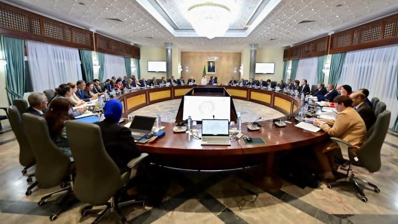 الوزير الأول يترأس اجتماعا للحكومة