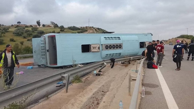 وفاة وعشرات الإصابات في انقلاب حافلة سياحية جزائرية بتونس