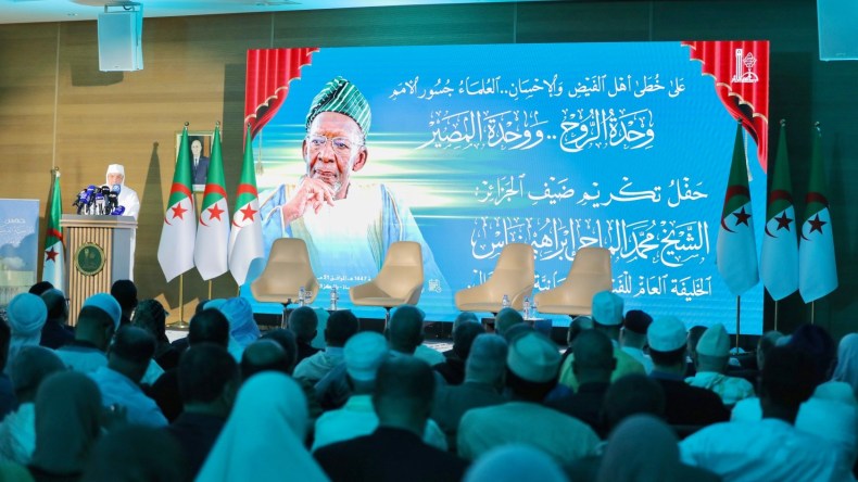 تكريم الخليفة العام للفيضة التيجانية بالسنغال في جامع الجزائر