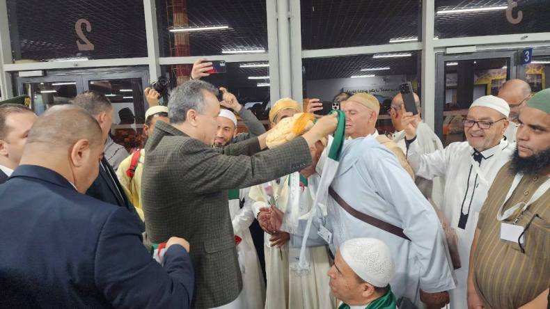 حج 2026.. مغادرة أول فوج من مطار وهران نحو البقاع المقدسة