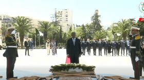 رئيس أنغولا يضع إكليلا من الزهور بمقام الشهيد
