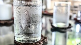 هذا ما يحدث عند شرب سوائل باردة على الريق!