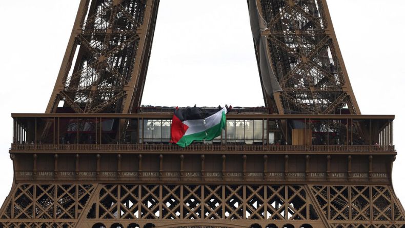 فرنسا: اعتقال 6 أشخاص رفعوا علم فلسطين على برج إيفيل