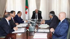 Le Président de la République préside une réunion de travail consacrée aux projets structurants du secteur des hydrocarbures