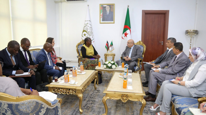 الجزائر وكينيا تبحثان توسيع الشراكة في الصناعة الصيدلانية