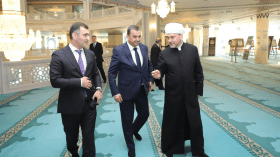 عرقاب يزور المسجد الجامع بموسكو ويؤكد متانة الشراكة الجزائرية–الروسية
