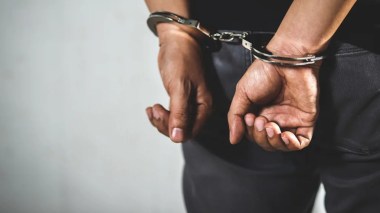 وضع سارق عدّة محلات تجارية في بئر خادم رهن الحبس (فيديو)